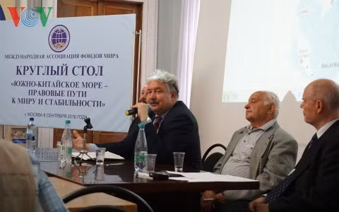 Ông Sergei Baburin chủ trì Hội thảo.