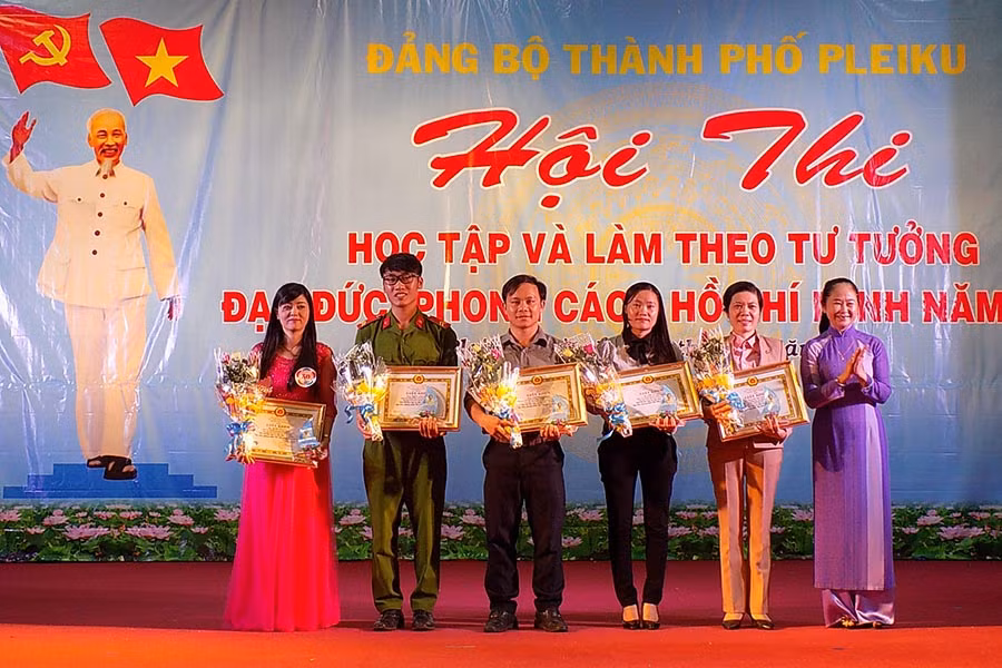 Các tập thể đạt giải tại hội thi. Ảnh: T.N