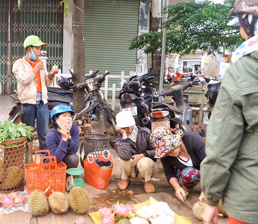 Người bán thân thiện và không cần phải cân đo đong đếm kỹ lưỡng. Ảnh: Trần Dung Người bán thân thiện và không cần phải cân đo đong đếm kỹ lưỡng. Ảnh: Trần Dung