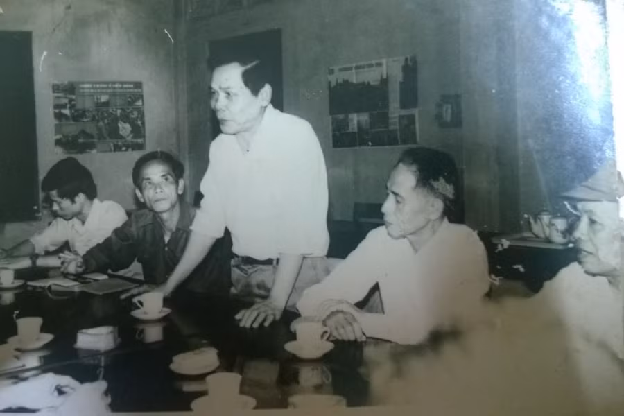 Đồng chí Phan Thêm (đứng) trong một cuộc họp. Ảnh: Tư liệu