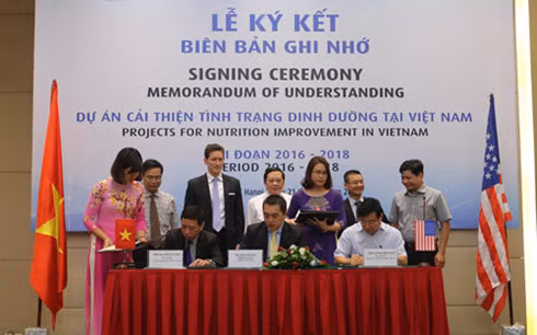 Đại diện Bộ Y tế và phía Hoa Kỳ tham gia ký kết