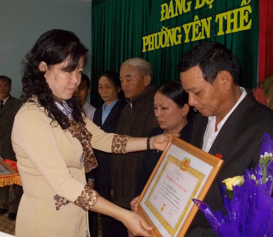  Trao tặng huy hiệu Đảng tại Đảng bộ thành phố Pleiku. Ảnh: T.N