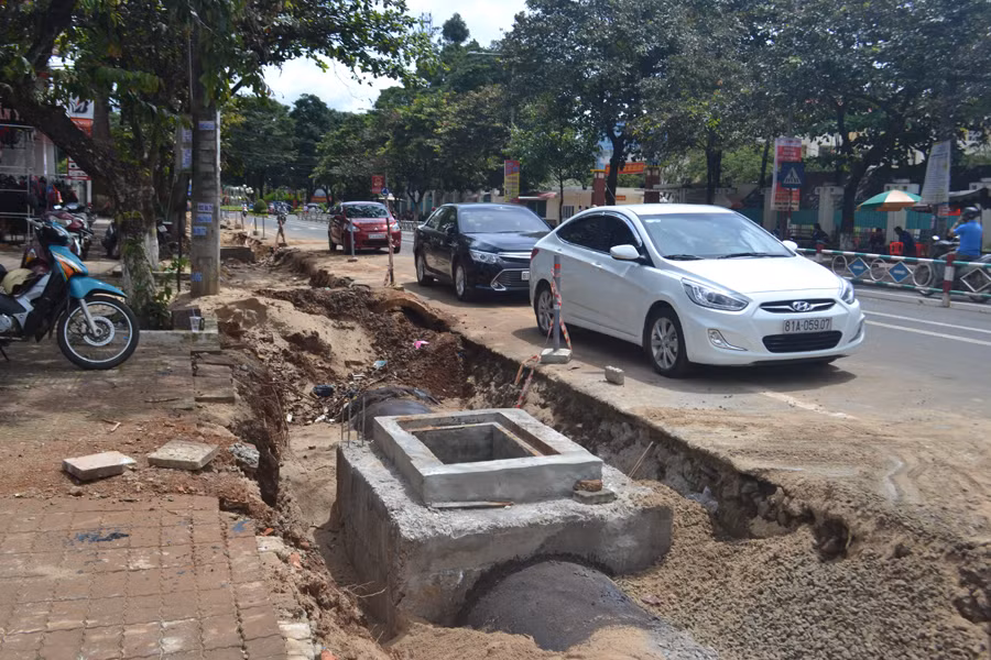 Do không có đường vào nên xe ô tô phải đậu phía ngoài đường. Ảnh: L.L