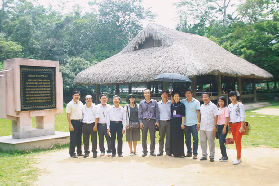 Đoàn cán bộ, phóng viên Báo Gia Lai tham quan đình Tân Trào. Ảnh: H.T