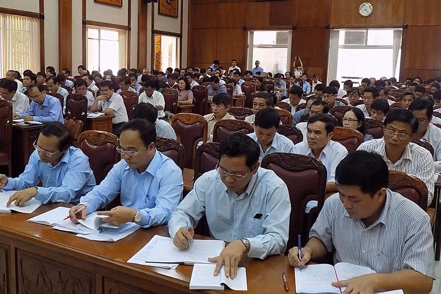  Cán bộ chủ chốt học tập chuyên đề đạo đức Hồ Chí Minh về xây dựng chỉnh đốn Đảng. Ảnh: T.N