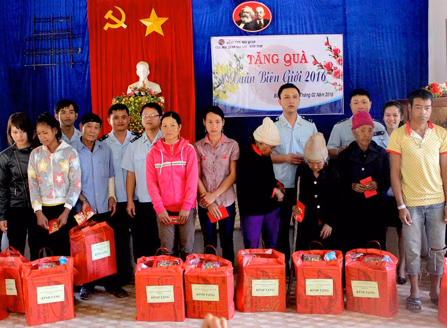 Chi đoàn Cục Hải quan Gia Lai-Kon Tum trao quà cho người dân có hoàn cảnh khó khăn khu vực biên giới. Ảnh: H.D Chi đoàn Cục Hải quan Gia Lai-Kon Tum trao quà cho người dân có hoàn cảnh khó khăn khu vực biên giới. Ảnh: H.D