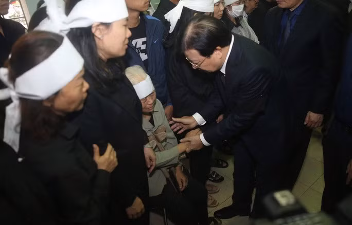  Phó Thủ tướng Trịnh Đình Dũng thăm hỏi, động viên các thân nhân liệt sĩ