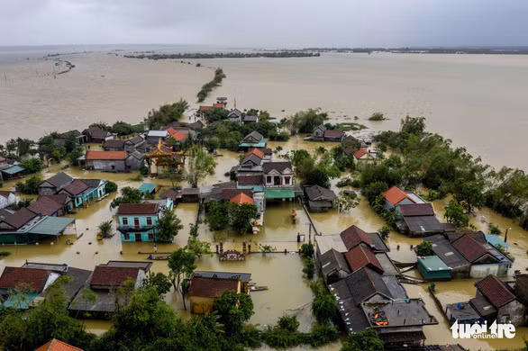 Một góc làng Vân Trình, xã Phong Bình, huyện Phong Điền, tỉnh Thừa Thiên Huế nhìn từ trên cao khi nước lũ bắt đầu dâng cao trở lại - Ảnh: NGUYỄN KHÁNH