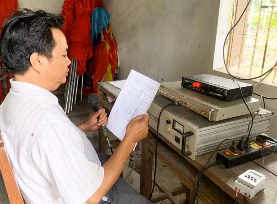  Anh Trần Văn Hiếu (cán bộ phụ trách đài Truyền thanh xã Pờ Tó, huyện Ia Pa) trong một chương trình phát thanh. Ảnh: Nguyên Hương