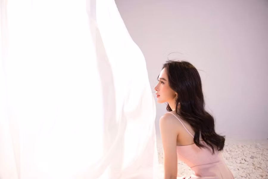 Angela Phương Trinh tên thật là Lê Ngọc Phương Trinh. Khi còn đang học tiểu học năm 2005, cô nàng đã ghi dấu ấn bằng vai diễn đầu đời trong phim 