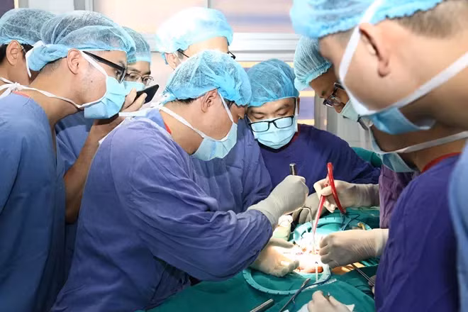 Phẫu thuật cấp cứu nam bệnh nhân bị sự cố khi quan hệ tình dục - Ảnh: Bệnh viện cung cấp