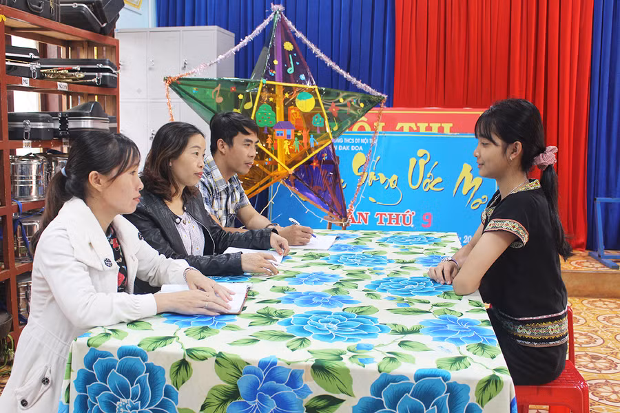 Với sự gần gũi, các em học sinh Trường THCS Dân tộc Nội trú huyện Đak Đoa thoải mái chia sẻ khó khăn với thầy cô- Ảnh Phan Lài