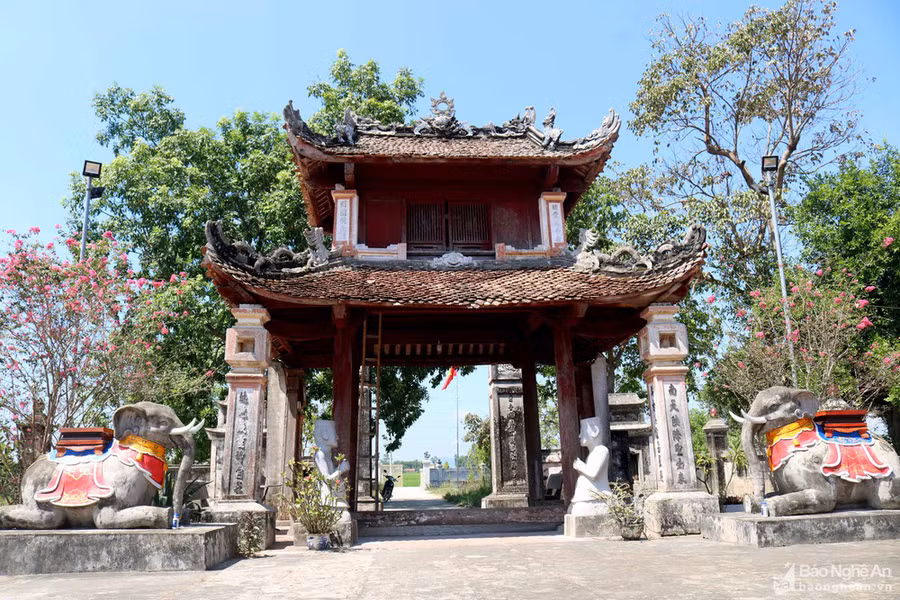 Tương truyền, đền Cả được khởi dựng từ đời Lý, trùng tu, mở rộng vào thời hậu Lê để thờ Uy minh vương Lý Nhật Quang và các vị phúc thần, danh tướng, những người có công “bảo quốc hộ dân”. Đền Cả có nhiều hạng mục như tam quan, nghi môn, tả vu, hữu vu, bái đường, thượng điện. Trong đó nghi môn là công trình độc đáo nhất. Ảnh: Huy Thư