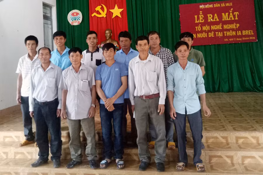 Ra mắt Tổ hội nghề nghiệp chăn nuôi dê thôn Ia Brel. Ảnh: Ngọc Sang