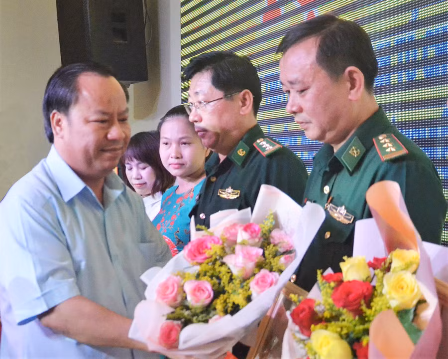 Đồng chí Châu Ngọc Tuấn-Phó Bí thư Tỉnh ủy, Chủ tịch HĐND tỉnh tặng kỷ niệm chương và hoa cho các cá nhân có nhiều thành tích trong công tác xây dựng Đảng. Ảnh: Phương Linh