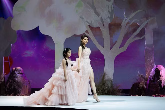 Trương Quỳnh Anh tự tin trình diễn cùng con gái siêu mẫu Xuân Lan ẢNH: TEAM KIẾNG CẬN