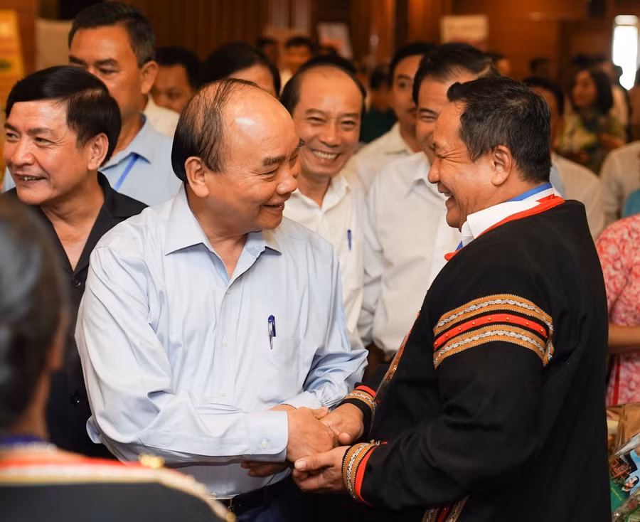 Thủ tướng Nguyễn Xuân Phúc trò chuyện với các đại biểu dự cuộc đối thoại lần thứ 3 với nông dân tại TP. Buôn Ma Thuột, Đắk Lắk. Ảnh: VGP/Quang Hiếu