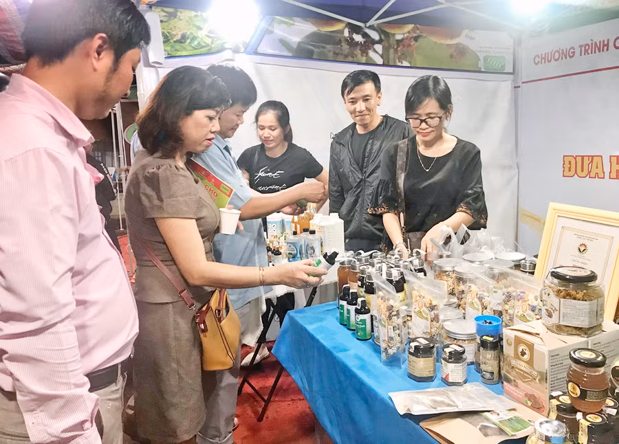 Phiên chợ hàng Việt về miền núi tại xã Ia Nan (huyện Đức Cơ) thu hút 22 doanh nghiệp, hợp tác xã, hộ sản xuất tham gia. Ảnh: Vũ Thảo