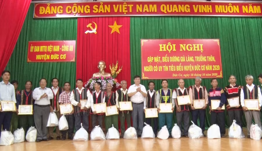 Tặng giấy khen cho già làng, trưởng thôn và người có uy tín tiêu biểu. Ảnh: Lê Văn Châu Ảnh: Lê Văn Châu