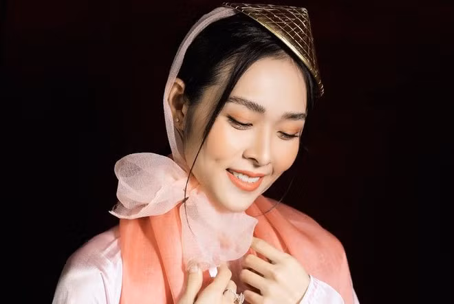 Dù không phải là người mẫu chuyên nghiệp song màn trình diễn của Diệp Bảo Ngọc để lại ấn tượng với người xem ẢNH: TEAM KIẾNG CẬN