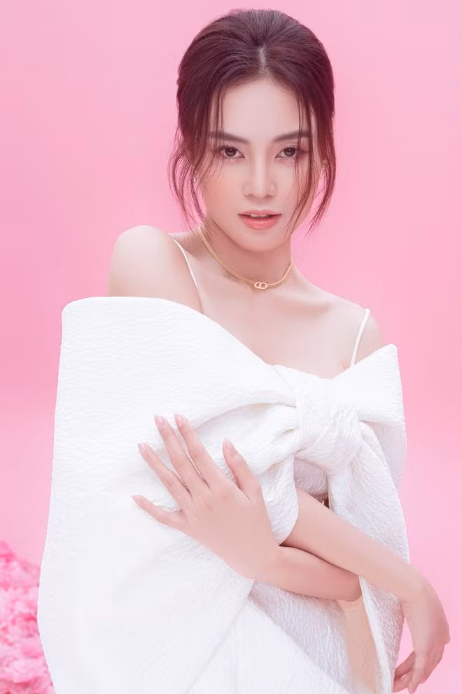 Lan Ngọc luôn biết cách để làm tôn vinh vẻ đẹp của các trang phục ẢNH: MILOR TRẦN