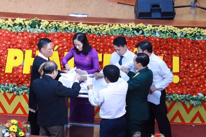  Kiểm phiếu bầu Ban chấp hành Đảng bộ tỉnh Đắk Lắk khóa XVII
