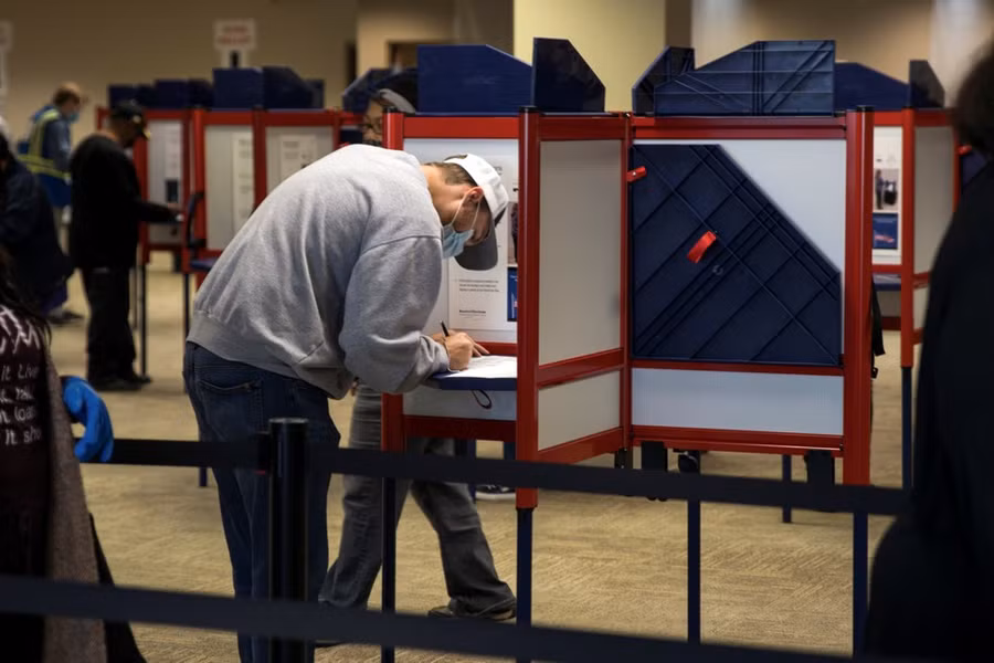 Người dân Ohio đi bỏ phiếu sớm năm 2020. Ảnh: Reuters