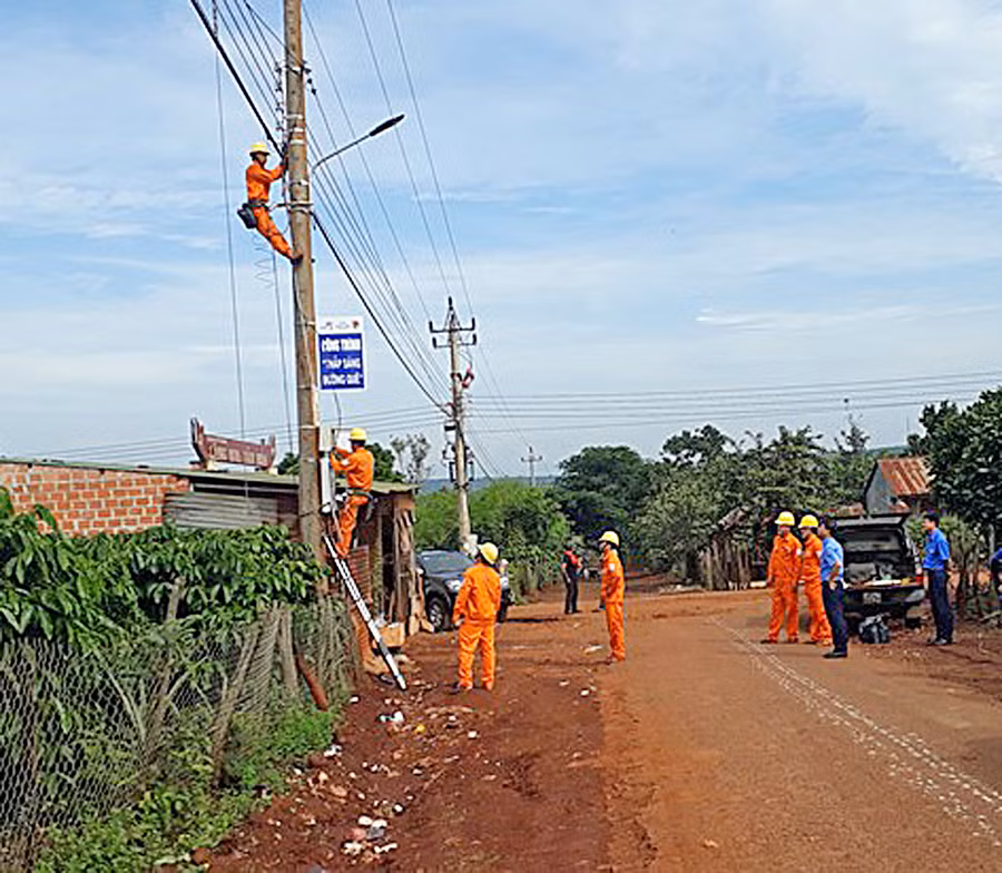 Điện lực Đak Đoa hỗ trợ thực hiện chương trình thắp sáng đường quê tại làng Kol (xã Trang).