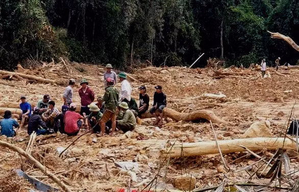 Sạt lở đã san phẳng trạm bảo vệ rừng Thác Voi và vùi luôn hai người đi rừng.