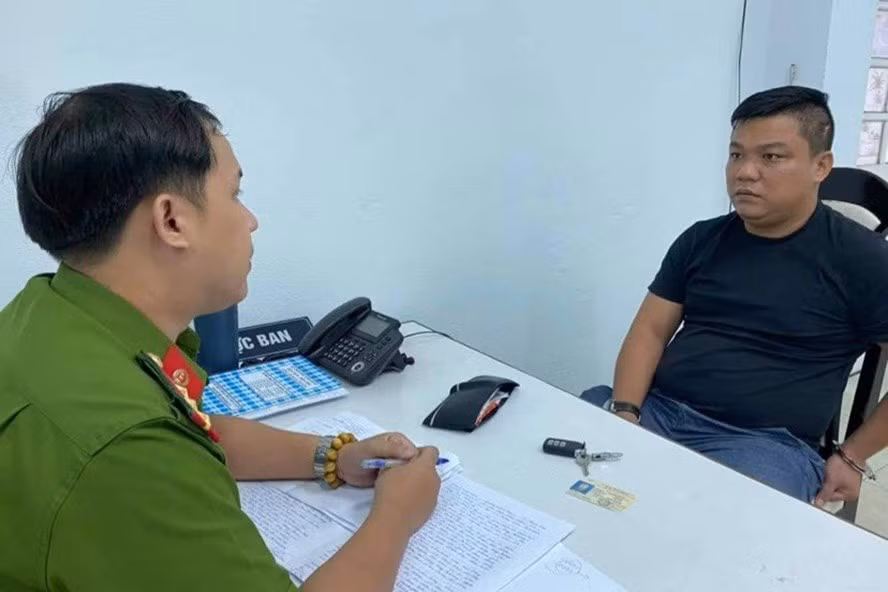  Công an lấy lời khai các đối tượng trong đường dây đánh bạc ngàn tỉ. Ảnh: CACC