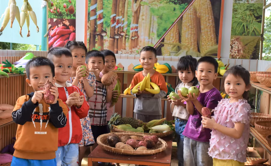 Trẻ hào hứng khi được tham gia các tiết học gắn với thực tiễn địa phương-Ảnh Trần Dung