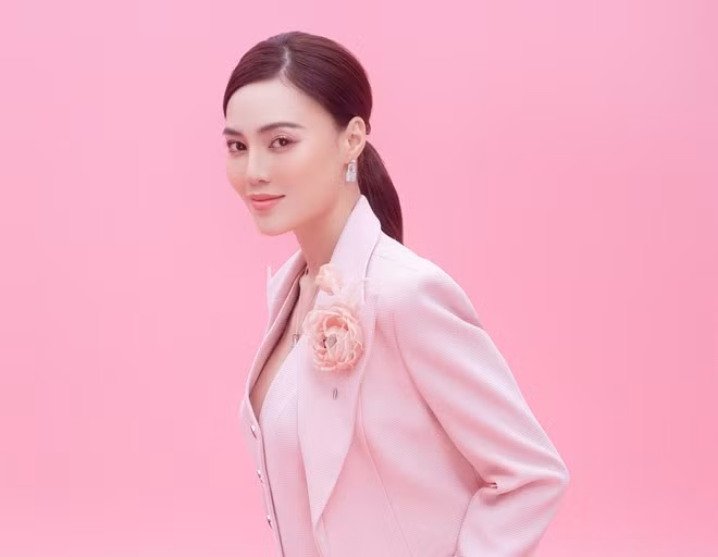 Ở Lan Ngọc vừa toát lên nét dịu dàng, vừa có thần thái của một quý cô thành thị tự tin, độc lập ẢNH: MILOR TRẦN