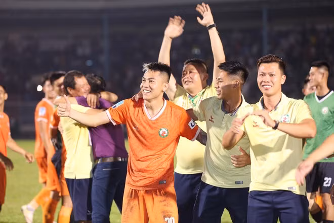 Chùm ảnh: Niềm vui của bóng đá Bình Định trở lại V-League sau 12 năm chờ đợi ảnh 6