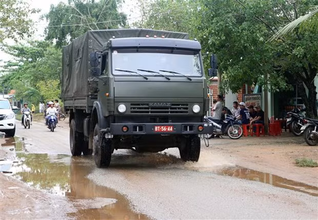 Các phương tiện xe cứu hộ xuất phát đi làm nhiệm vụ. (Ảnh: Trần Lê Lâm/TTXVN)