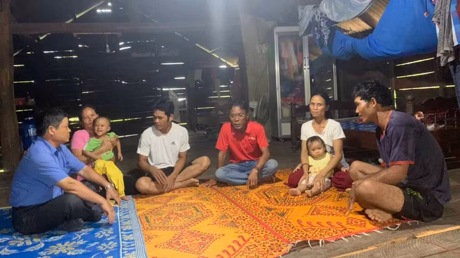 Ông Ksor Khít (bìa phải) cùng cán bộ xã xã Ia Hiao đến vận động các hộ dân thay đổi nếp nghĩ, cách làm. Ảnh: Vũ Chi