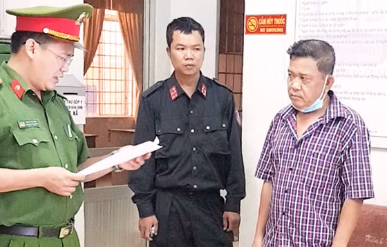 Cảnh sát đọc lệnh bắt tạm giam đối tượng Hà Lưu Đạt. Ảnh: HT Cảnh sát đọc lệnh bắt tạm giam đối tượng Hà Lưu Đạt. Ảnh: HT