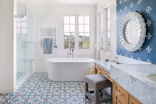Những viên gạch có màu xanh ngọc tạo điểm nhấn cho sàn nhà, giúp không gian nổi bật. Bức tường phía sau bồn rửa lát gạch màu xanh dương với chi tiết trang trí màu trắng kết hợp với gương hình tròn màu trắng. Bên cạnh đó, tủ gỗ ở khu vực chậu rửa tương phản với mặt bàn bằng đá cẩm thạch, đem đến sự hài hòa về màu sắc. Những viên gạch có màu xanh ngọc tạo điểm nhấn cho sàn nhà, giúp không gian nổi bật. Bức tường phía sau bồn rửa lát gạch màu xanh dương với chi tiết trang trí màu trắng kết hợp với gương hình tròn màu trắng. Bên cạnh đó, tủ gỗ ở khu vực chậu rửa tương phản với mặt bàn bằng đá cẩm thạch, đem đến sự hài hòa về màu sắc.