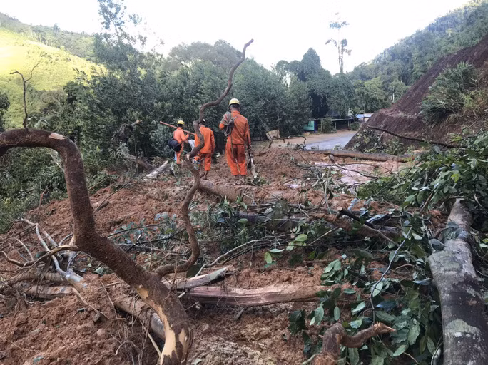 Công nhân tiến hành sửa chữa điện ở Quảng Nam.