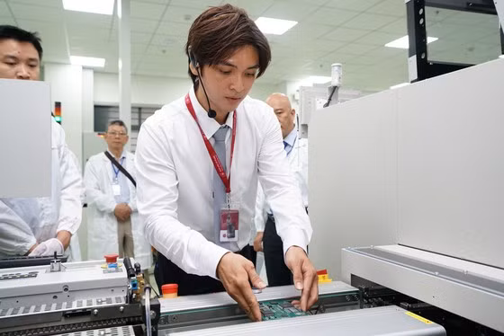  Việc sử dụng công nghệ SMT mang đến quá trình sản xuất tự động hóa cao, nâng cao năng suất hoạt động, tạo sự linh động tích cực trong quá trình thay đổi cho các chi tiết sản phẩm điện tử 