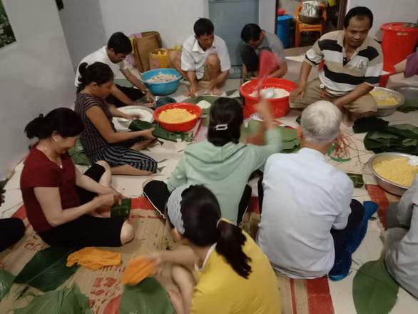 Hàng chục người tập trung gói bánh.