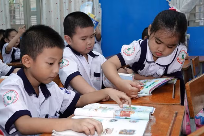 Những vấn đề từ SGK lớp 1 tiếng Việt sẽ là kinh nghiệm để sách lớp 2, lớp 6 năm sau đáp ứng tốt hơn yêu cầu của giáo viên, học sinh. ẢNH: ĐÀO NGỌC THẠCH