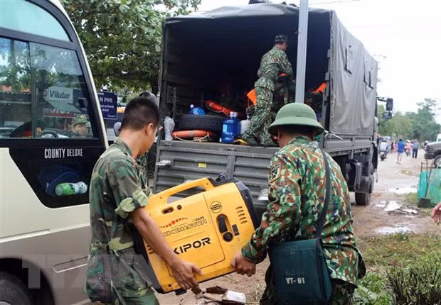  Vận chuyển các trang thiết bị để tiếp ứng cho lực lượng cứu hộ cứu nạn. (Ảnh: Trần Lê Lâm/TTXVN)