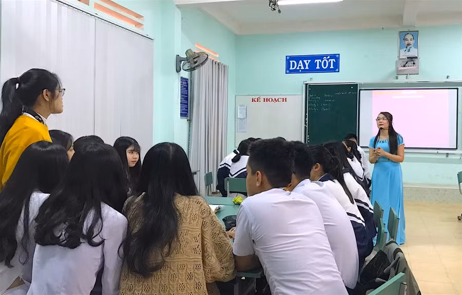 Việc thực hiện quản lý và duyệt giáo án trên mạng internet sẽ giúp giáo viên chủ động và thuận tiện hơn trong việc chuẩn bị bài dạy khi lên lớp. Ảnh: Hồng Thi