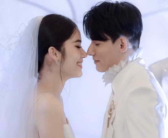 Nam Anh cùng bạn trai diện trang phục cô dâu - chú rể, không ngại tình tứ trên thảm đỏ ẢNH: NVCC