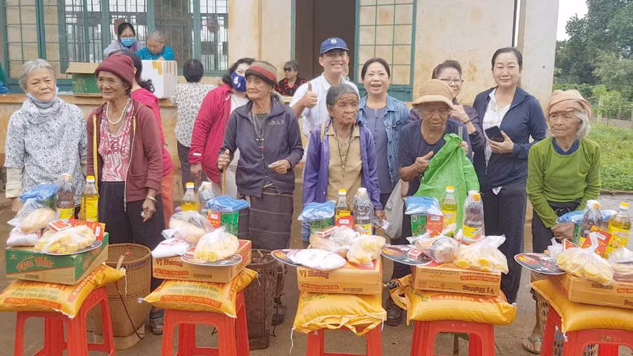 Tặng quà cho bệnh nhân phong làng Bluk Blui, xã Ia Ka. Ảnh: Hồng Ngọc