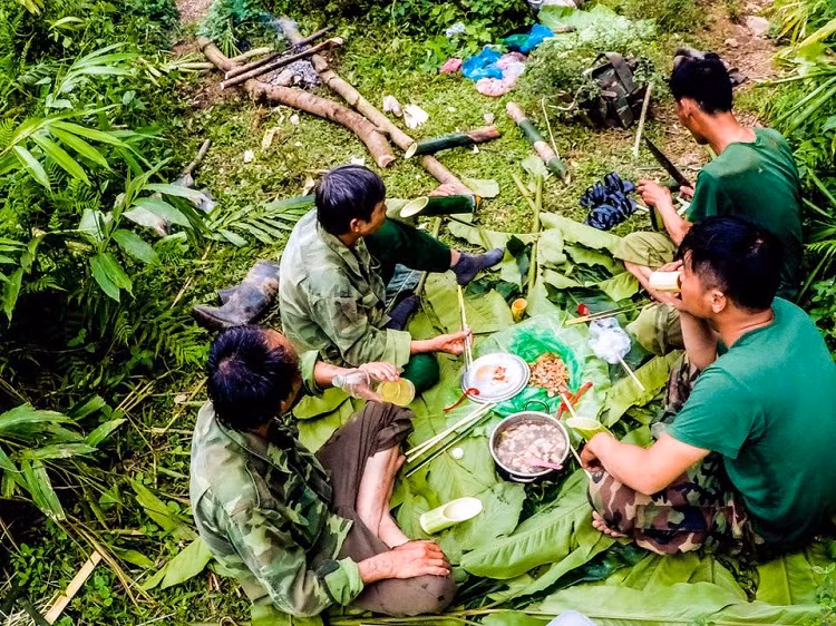 Những người săn ong có thể đi một mình hoặc đi thành nhóm,cùng nhau làm việc và ăn ngủ luôn tại rừng.