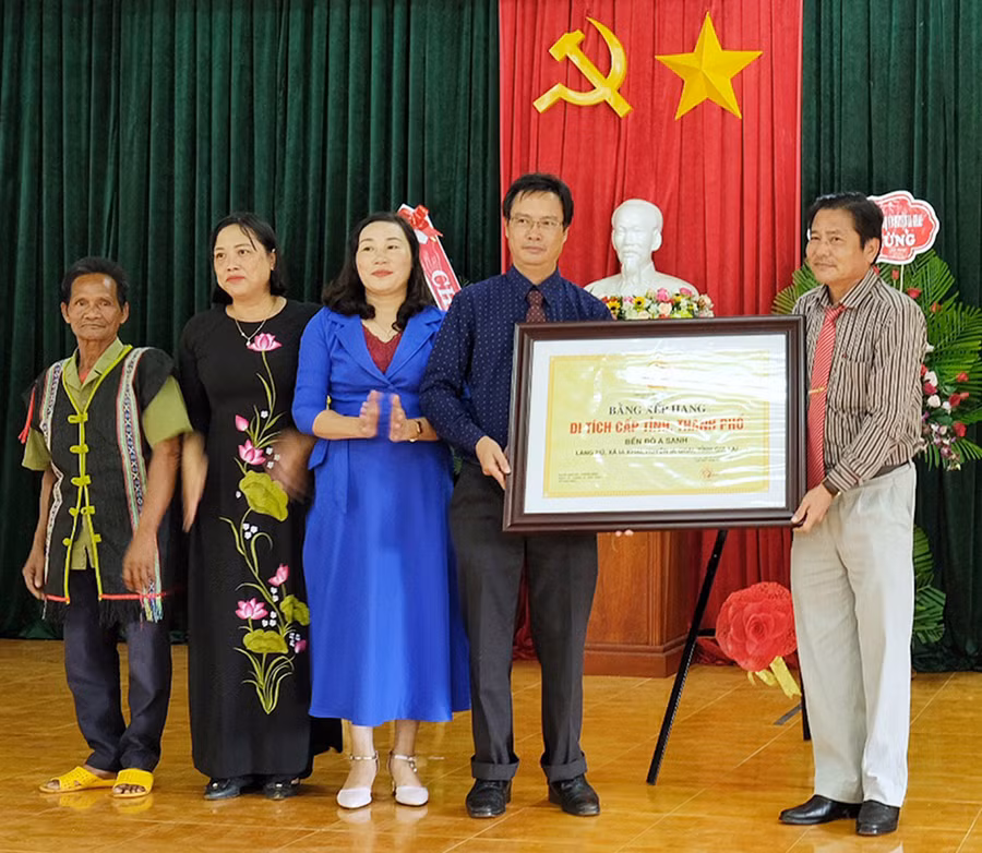 Lãnh đạo Sở Văn hóa-Thể thao và Du lịch trao bằng xếp di tích lịch sử cấp tỉnh “Bến đò A Sanh”. Ảnh: Minh Châu