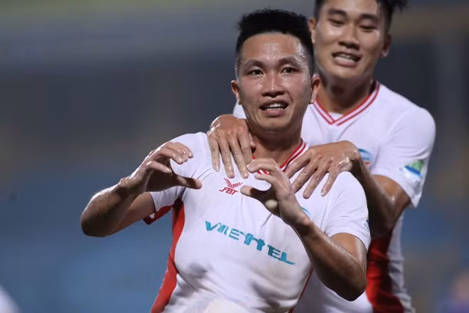 Niềm vui của Ngọc Sơn khi ghi bàn vào .lưới Hà Nội ở chung kết Cúp quốc gia VPF