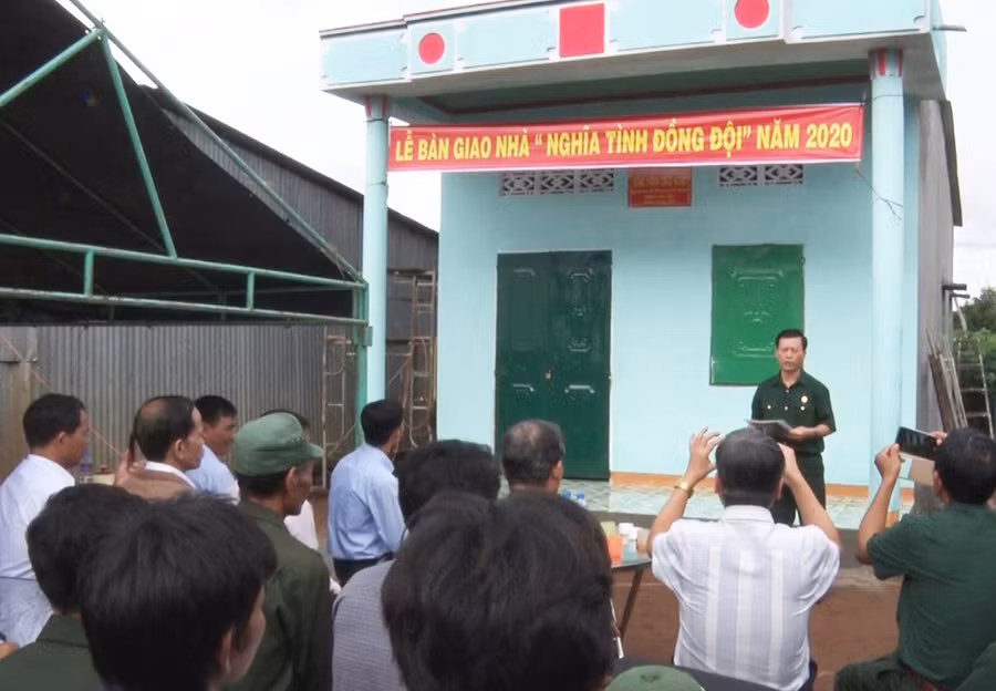 Quang cảnh lễ bàn giao nhà "Nghĩa tình đồng đội". Ảnh: Hà Phương Quang cảnh lễ trao nhà Nghĩa tình đồng đội. Ảnh: Hà Phương