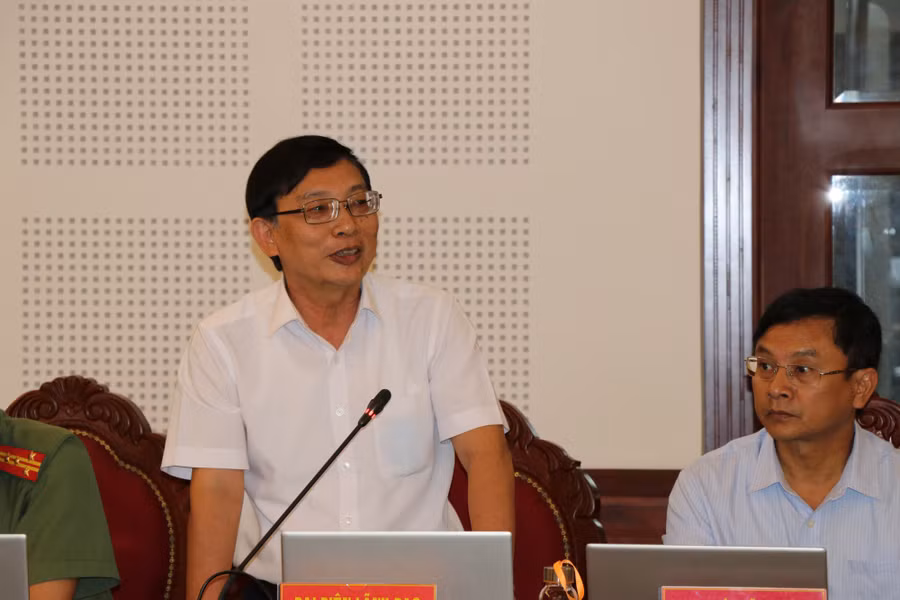 Phó Giám đốc Sở Y tế tỉnh Gia Lai - ông Nguyễn Đình Tuấn trả lời trước UBND tỉnh, đã có văn bản yêu cầu BVĐK tỉnh Gia Lai rà soát các máy móc xã hội hóa. Ảnh Đình Văn